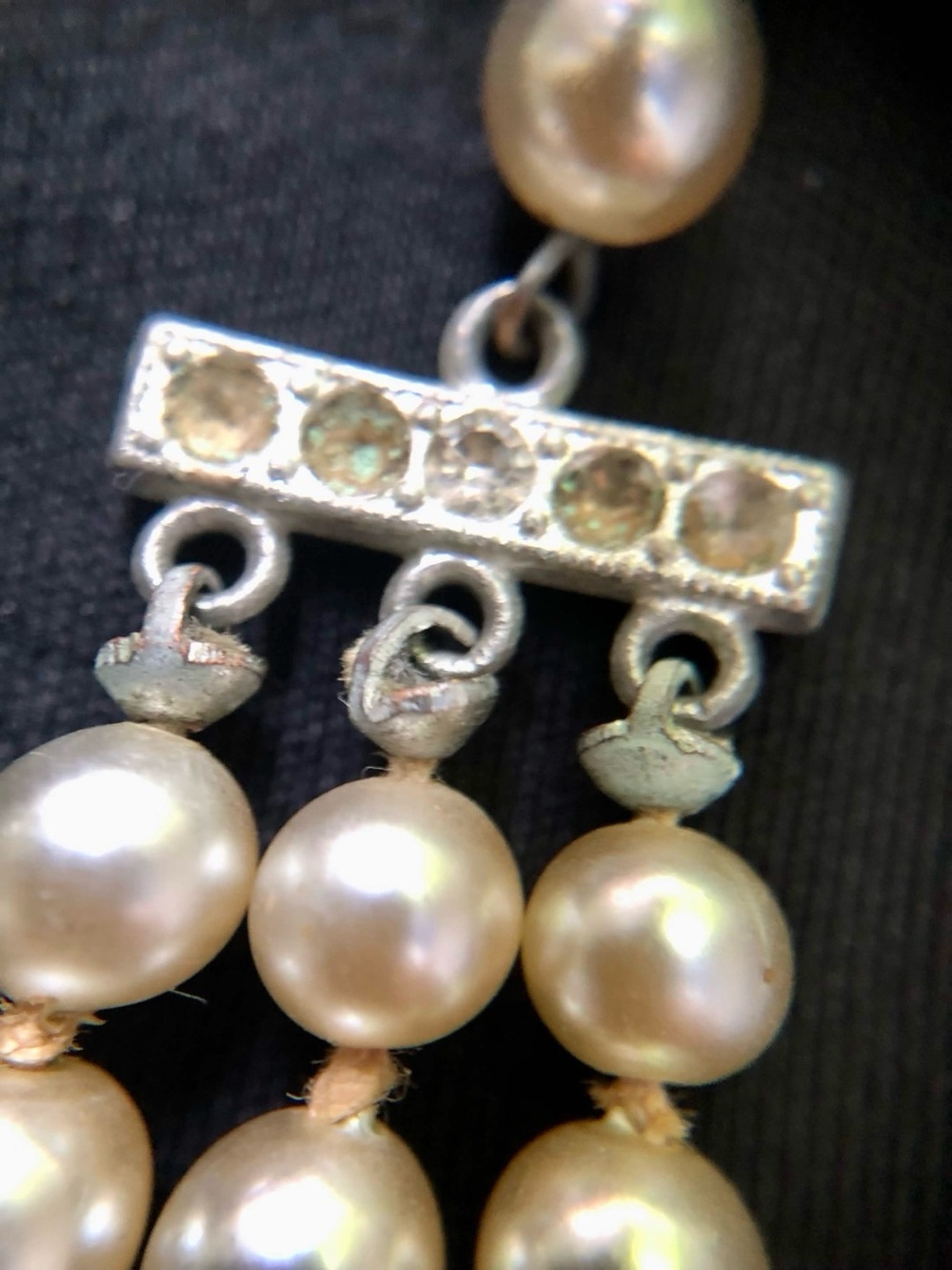 Classic Triple-Strand Faux Silvery Pearl Necklace - VINTAGE EVCO - Picture 5 of 5